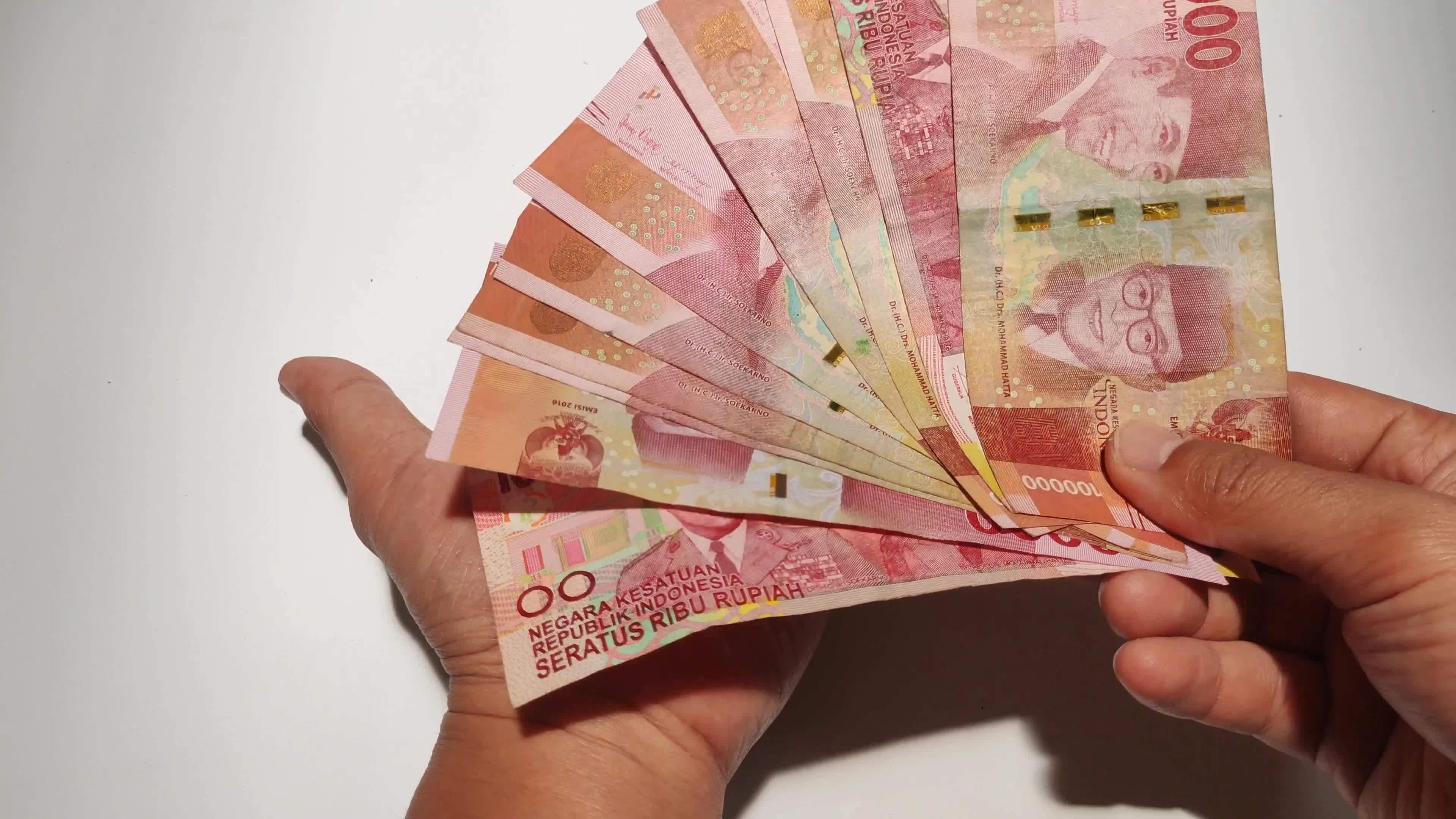 Perdagangan 16 Juni: Rupiah Melemah, IHSG Malah Menguat